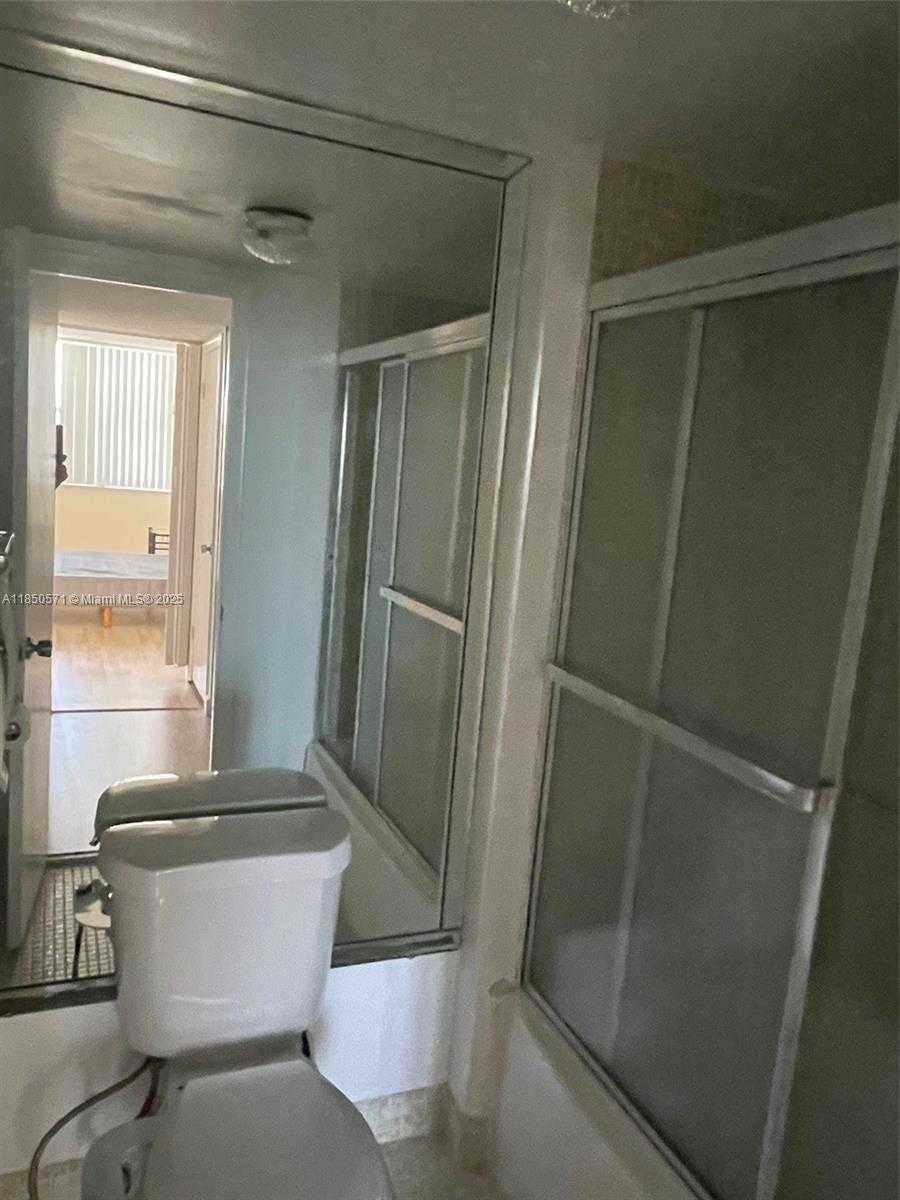 Small Image of 5838 COLLINS AVE #5H, Miami Beach Number 8