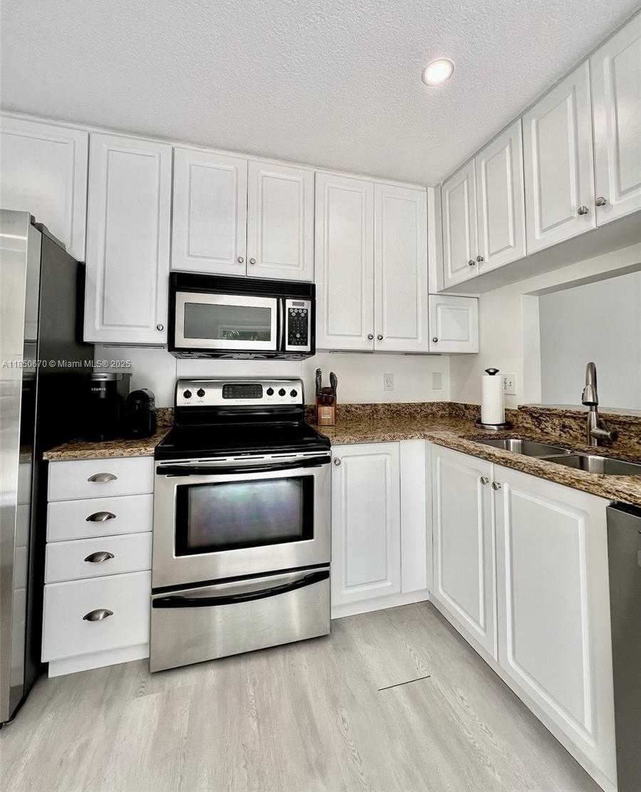 Small Image of 11078 MAINSAIL DR, Cooper City Number 14