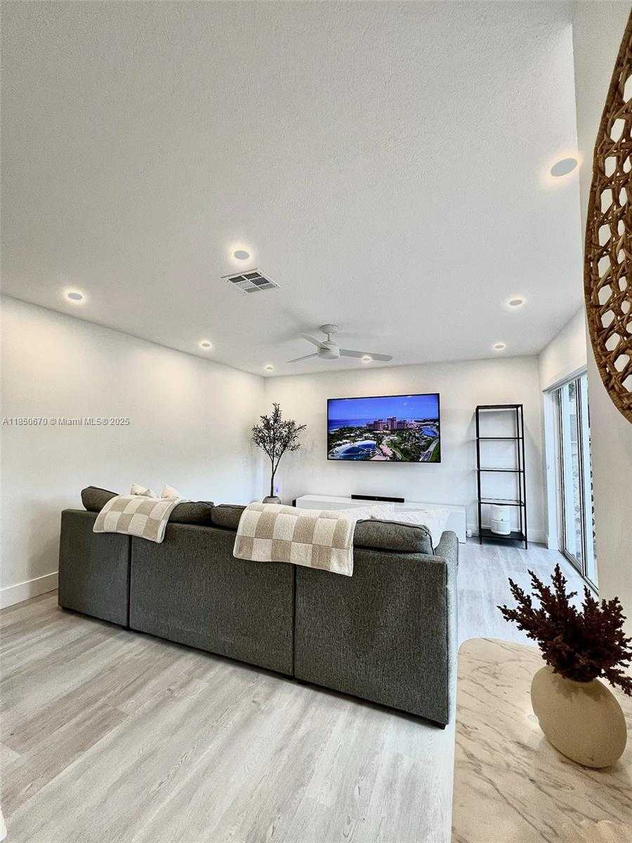 Small Image of 11078 MAINSAIL DR, Cooper City Number 22