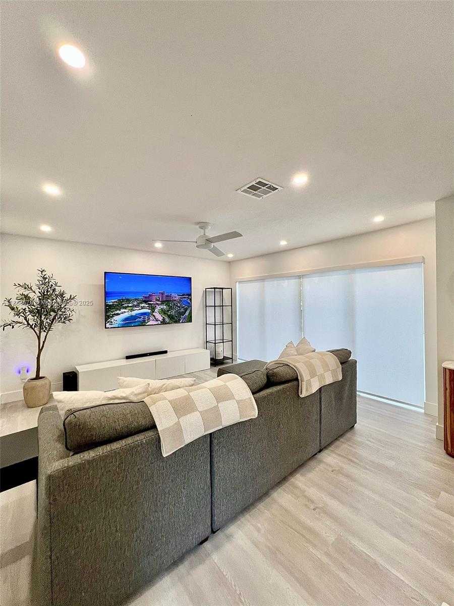 Small Image of 11078 MAINSAIL DR, Cooper City Number 25