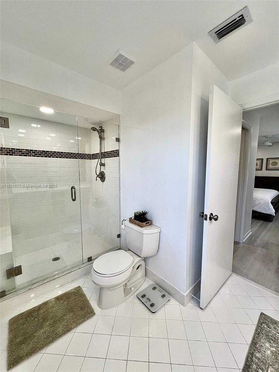 Small Image of 11078 MAINSAIL DR, Cooper City Number 9