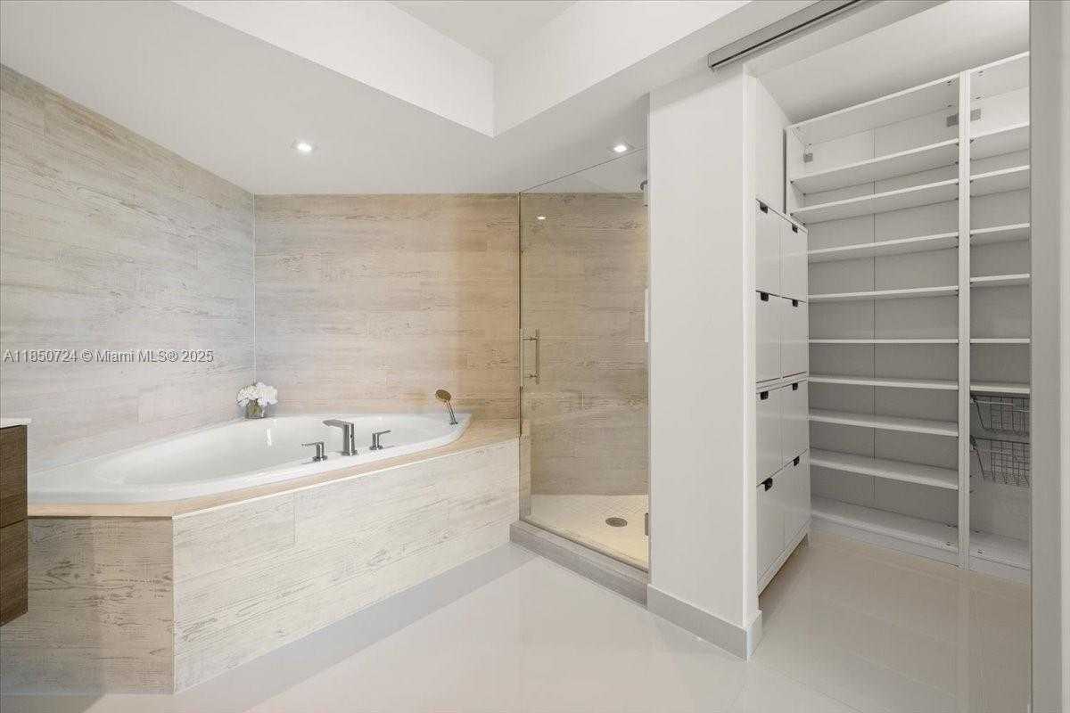 Small Image of 6301 COLLINS AVE #2705, Miami Beach Number 12
