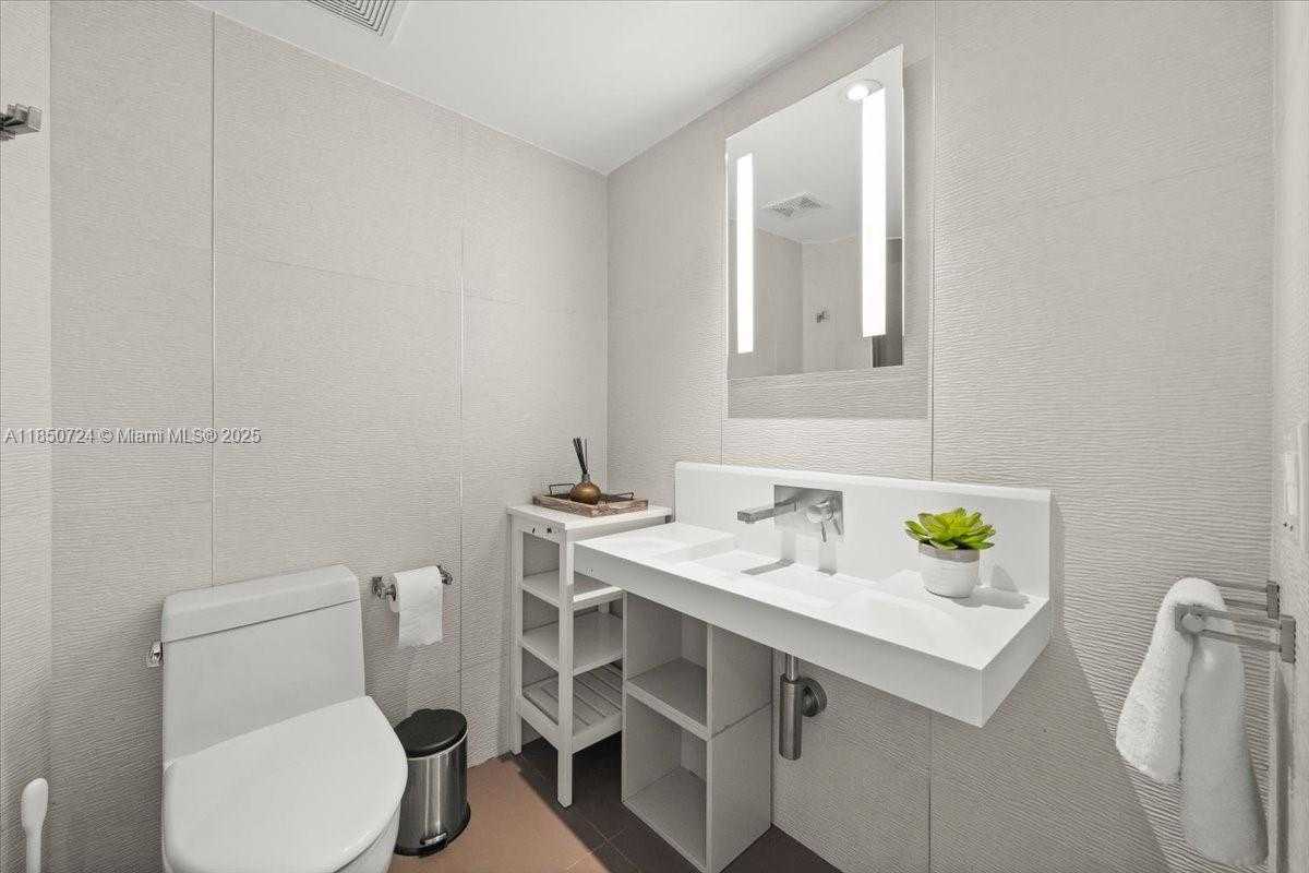 Small Image of 6301 COLLINS AVE #2705, Miami Beach Number 15