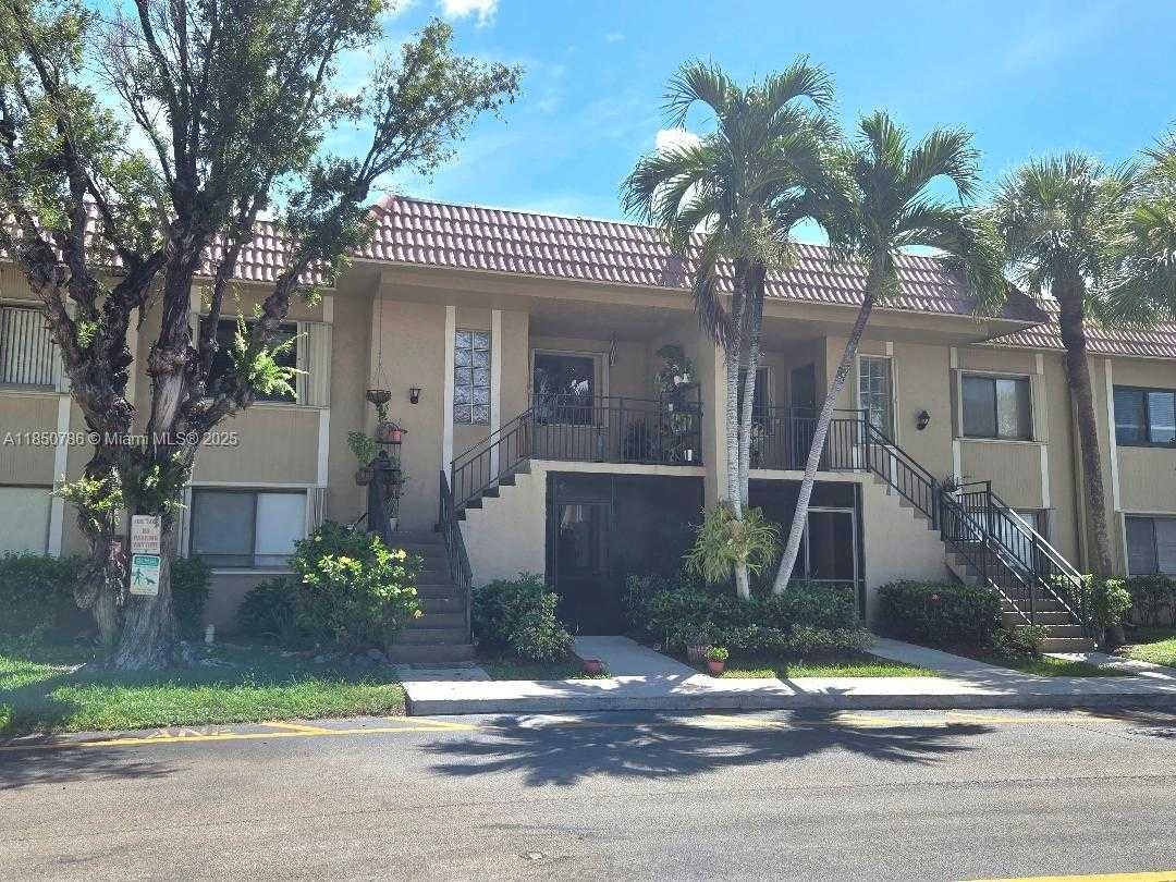 Small Image of 302 LAKEVIEW DR #102, Weston Number 2