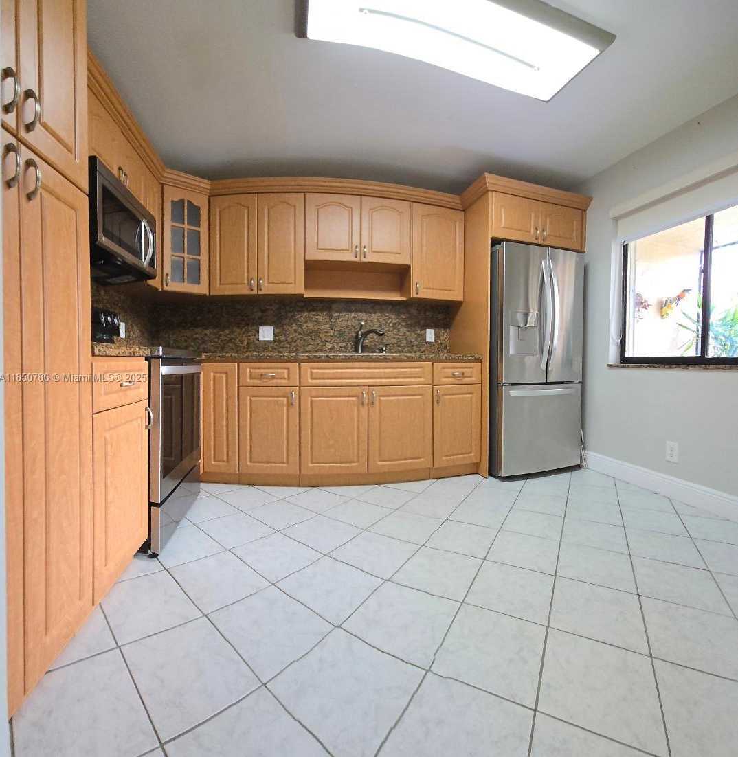 Small Image of 302 LAKEVIEW DR #102, Weston Number 32