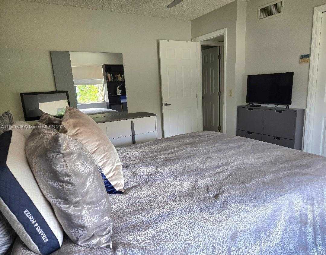 Small Image of 302 LAKEVIEW DR #102, Weston Number 47
