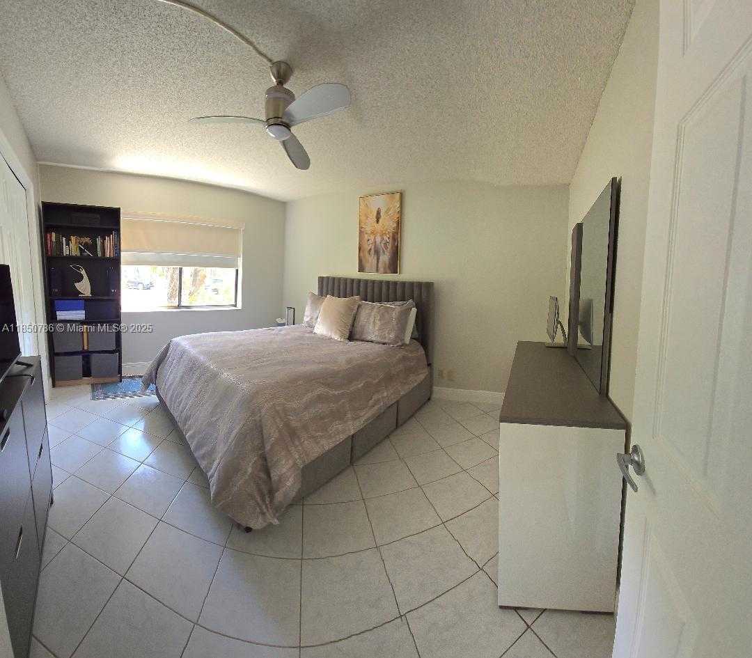 Small Image of 302 LAKEVIEW DR #102, Weston Number 7