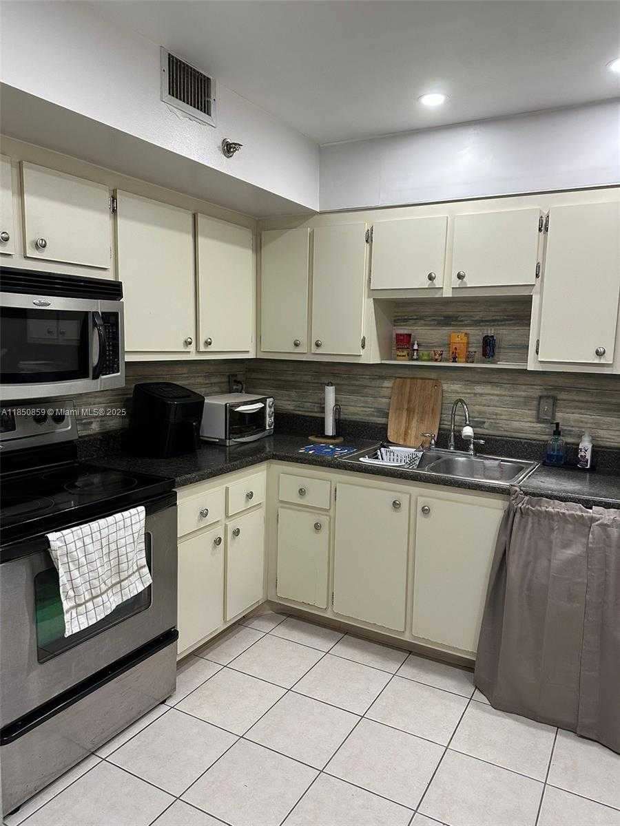 Small Image of 901 HILLCREST DR #215, Hollywood Number 14