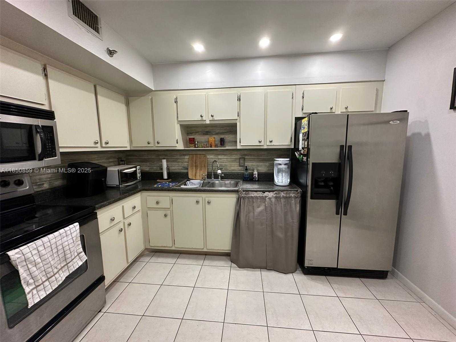 Small Image of 901 HILLCREST DR #215, Hollywood Number 15