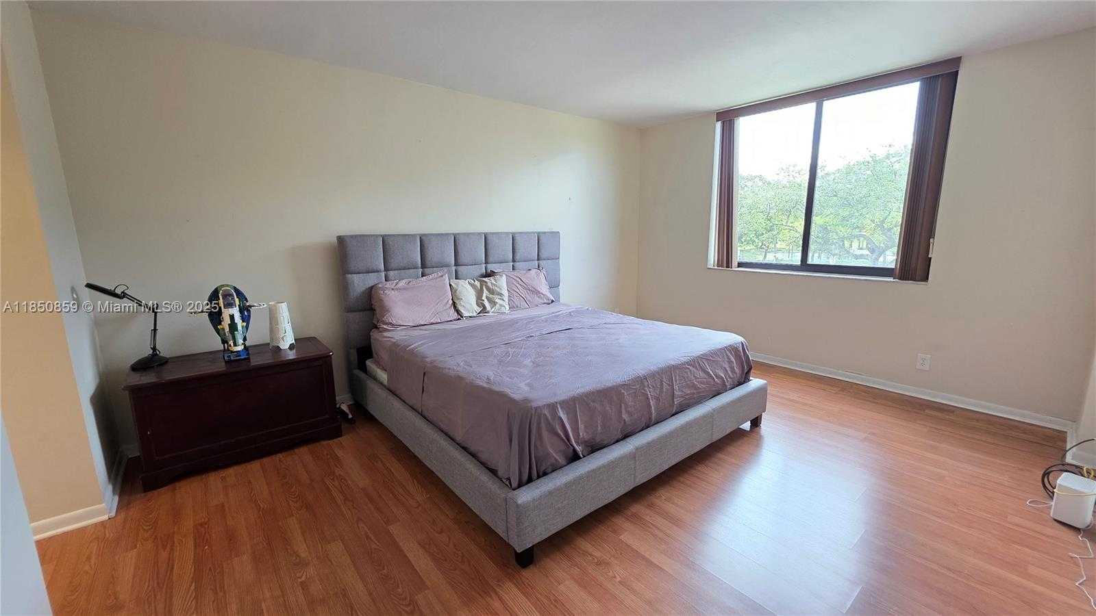 Small Image of 901 HILLCREST DR #215, Hollywood Number 18