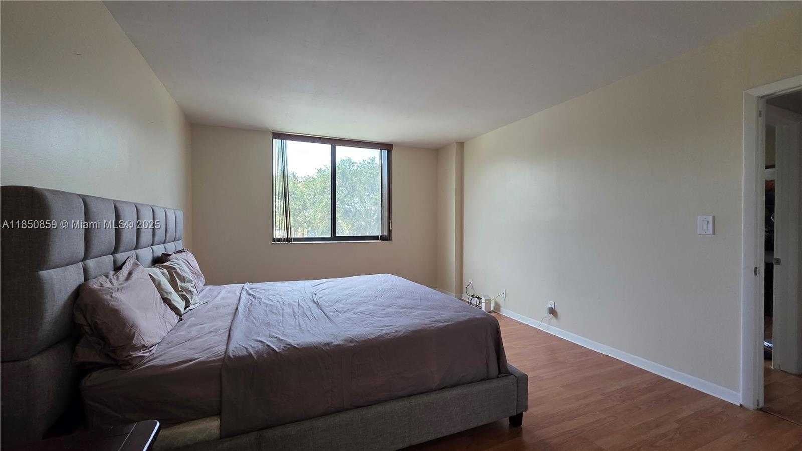 Small Image of 901 HILLCREST DR #215, Hollywood Number 19