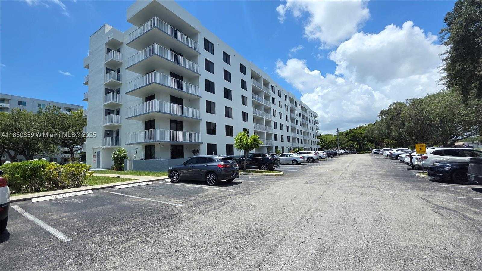 Small Image of 901 HILLCREST DR #215, Hollywood Number 2