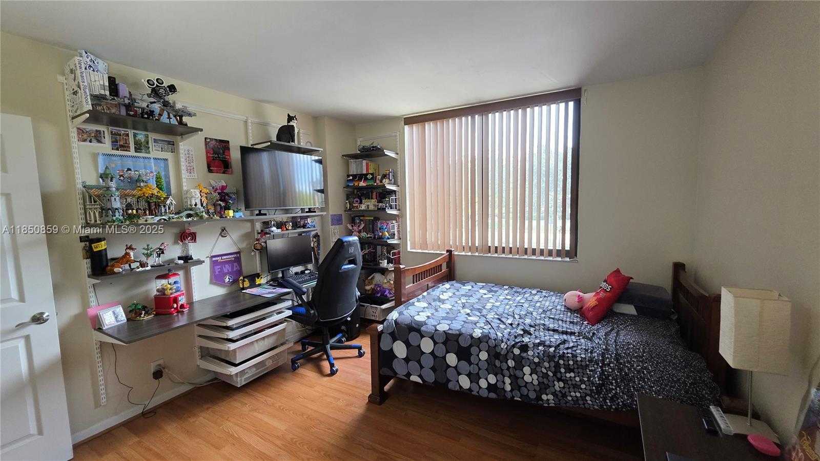 Small Image of 901 HILLCREST DR #215, Hollywood Number 24