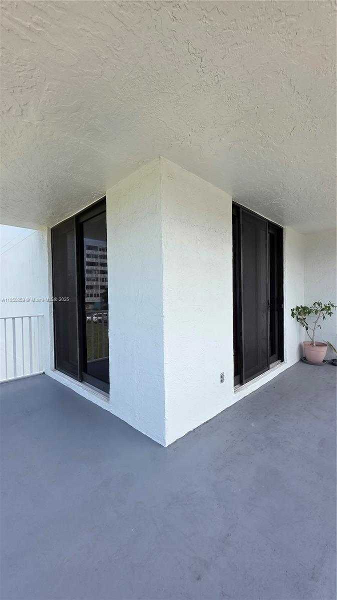 Small Image of 901 HILLCREST DR #215, Hollywood Number 29
