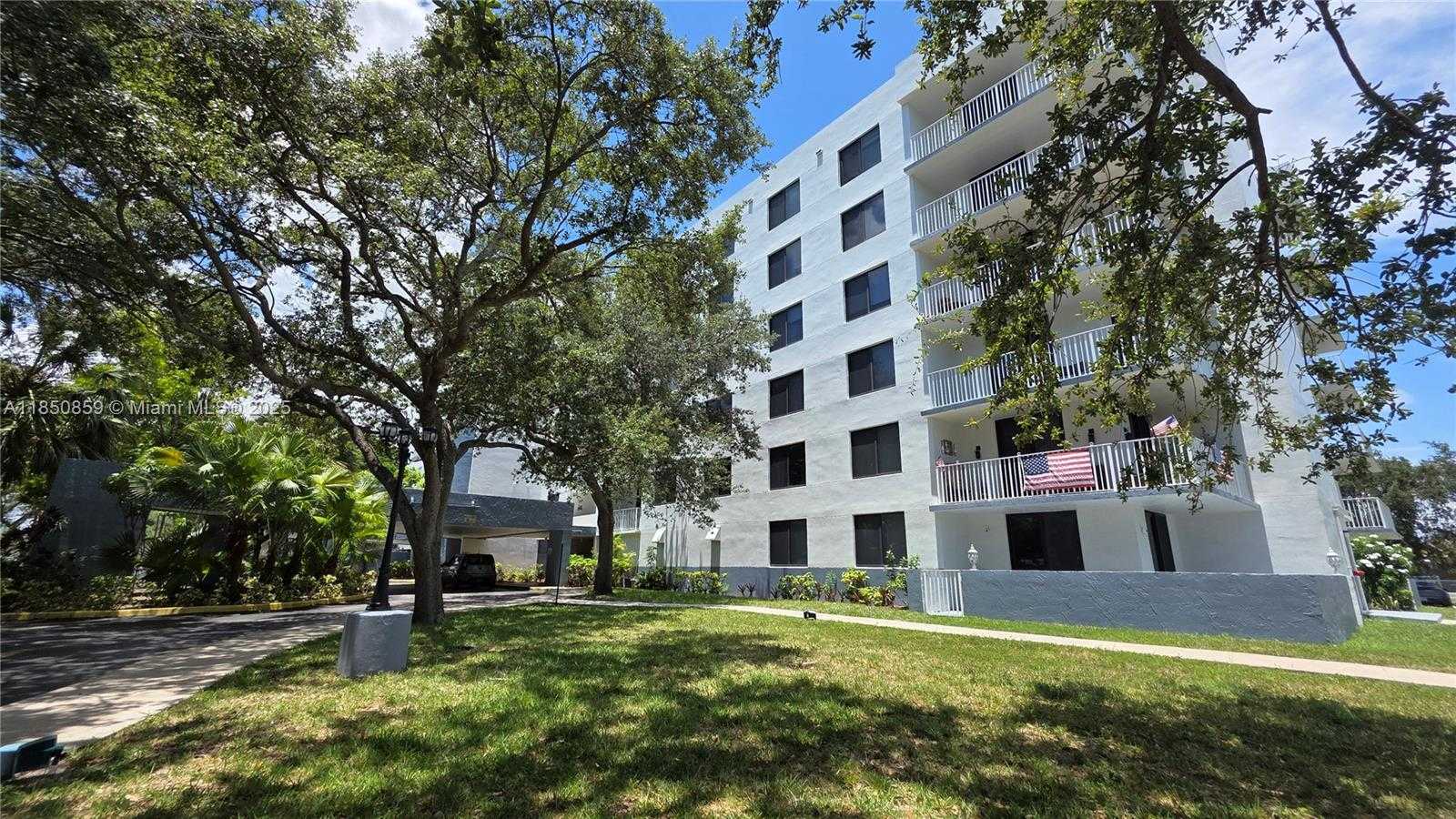 Small Image of 901 HILLCREST DR #215, Hollywood Number 3