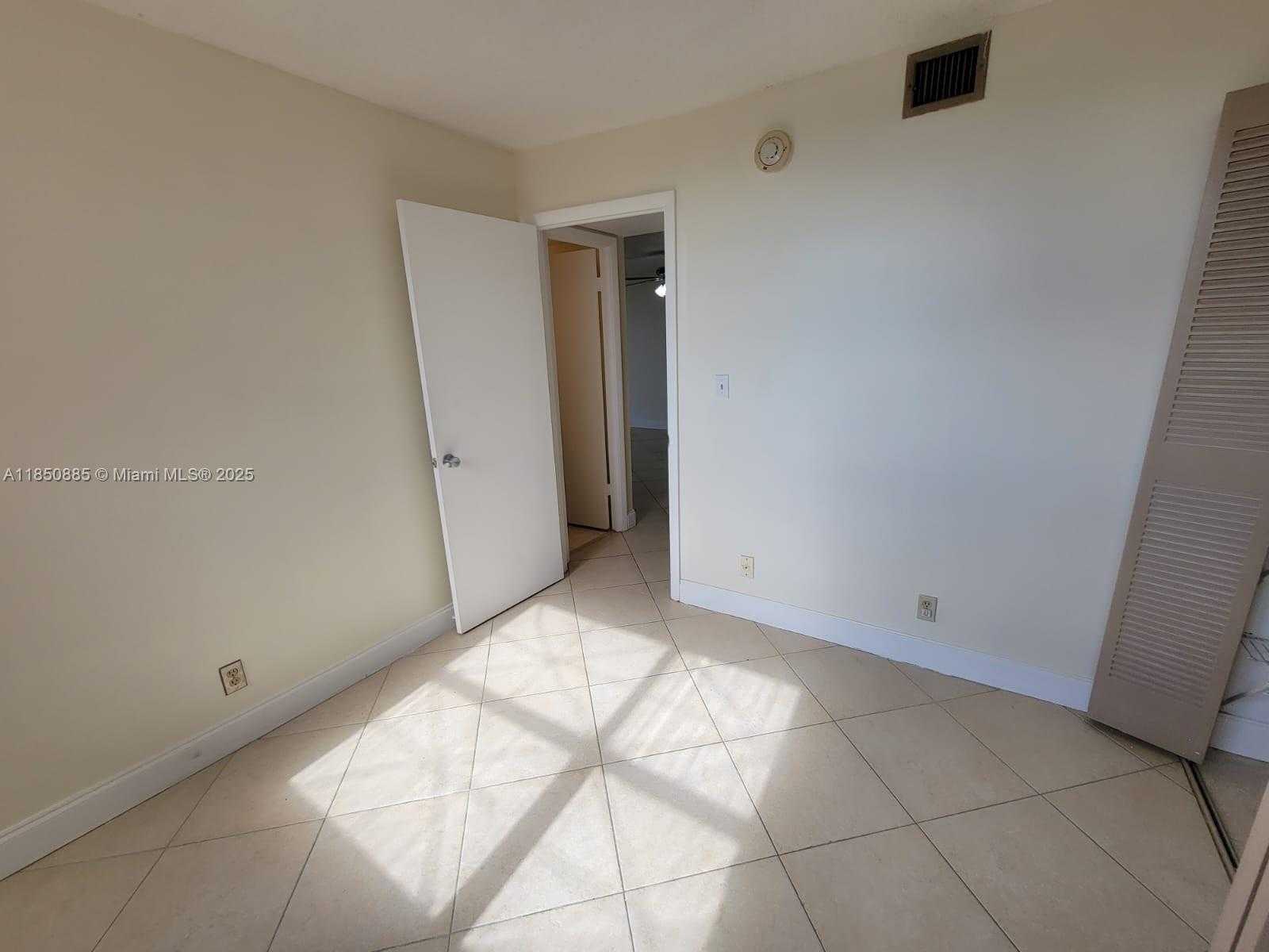 Small Image of 500 EXECUTIVE CENTER DR #4A, West Palm Beach Number 14