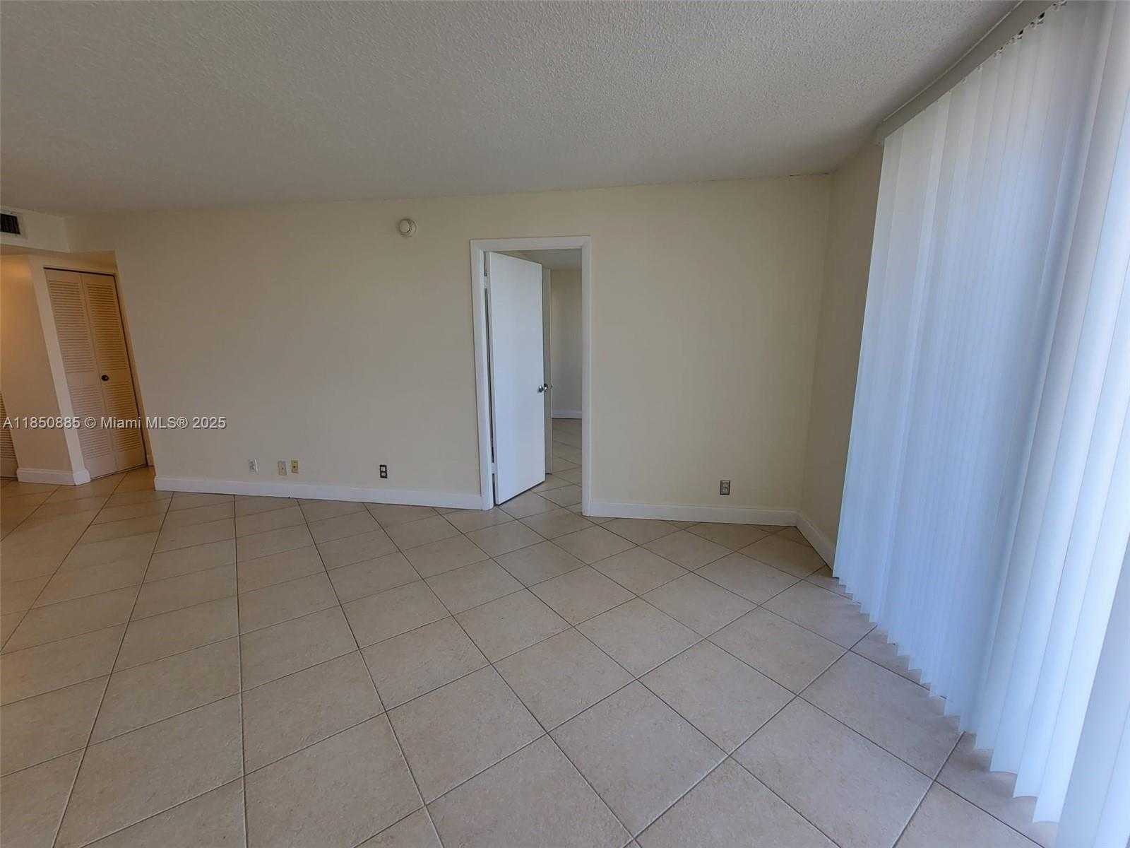 Small Image of 500 EXECUTIVE CENTER DR #4A, West Palm Beach Number 3