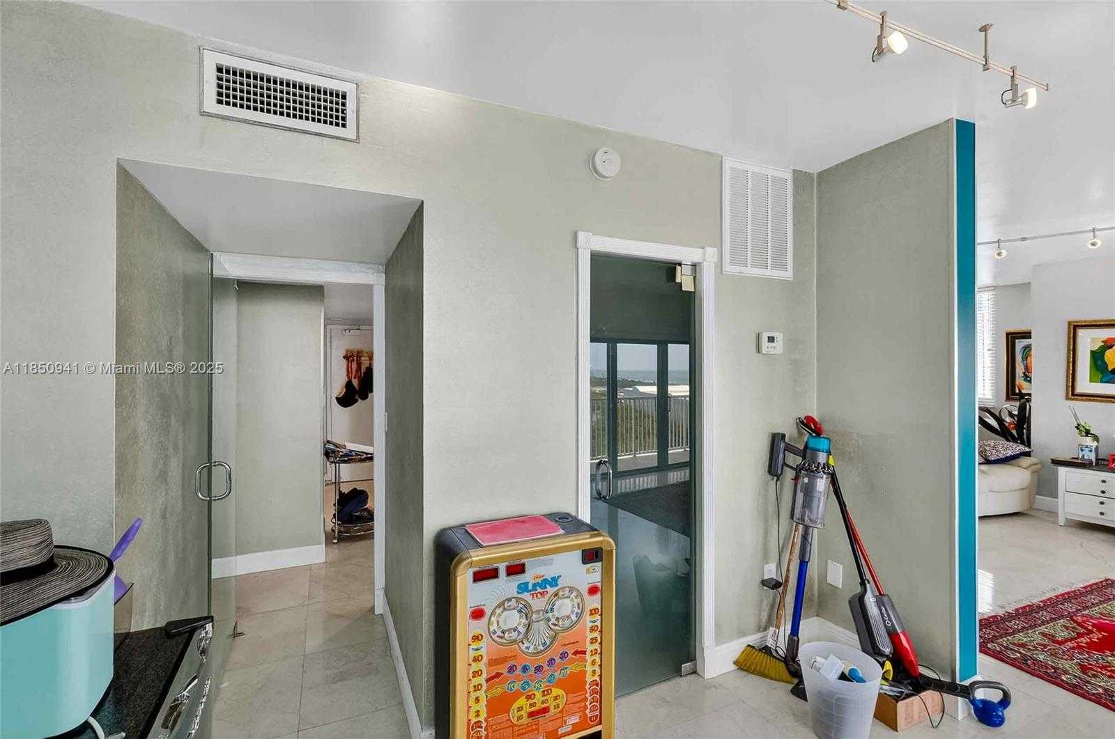 Small Image of 300 BAYVIEW DR #1616, Sunny Isles Beach Number 12