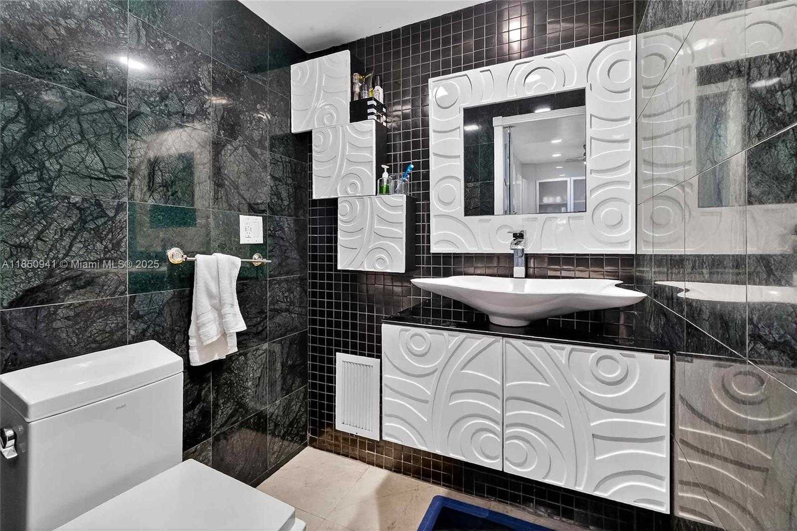 Small Image of 300 BAYVIEW DR #1616, Sunny Isles Beach Number 14
