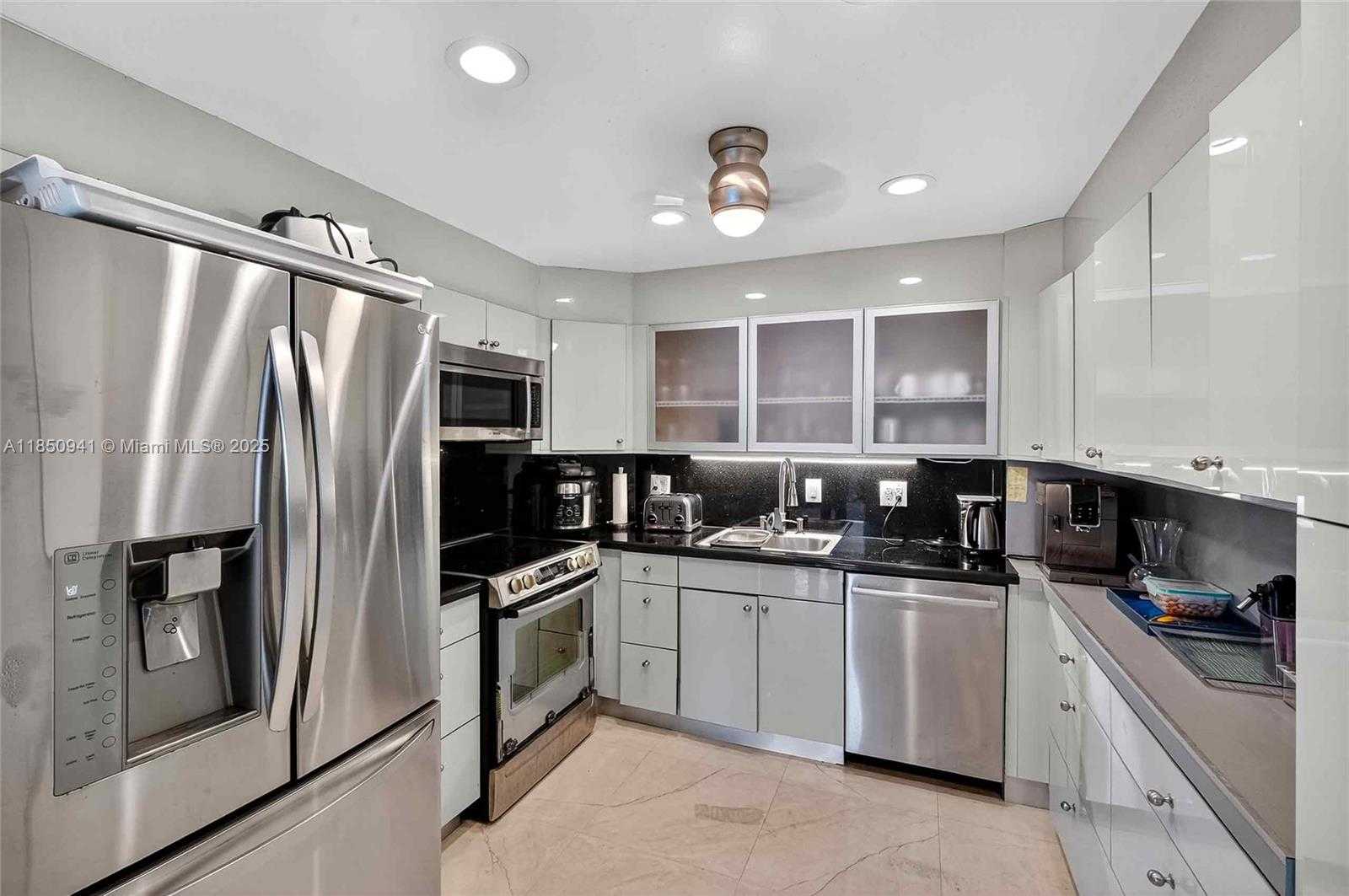 Small Image of 300 BAYVIEW DR #1616, Sunny Isles Beach Number 15