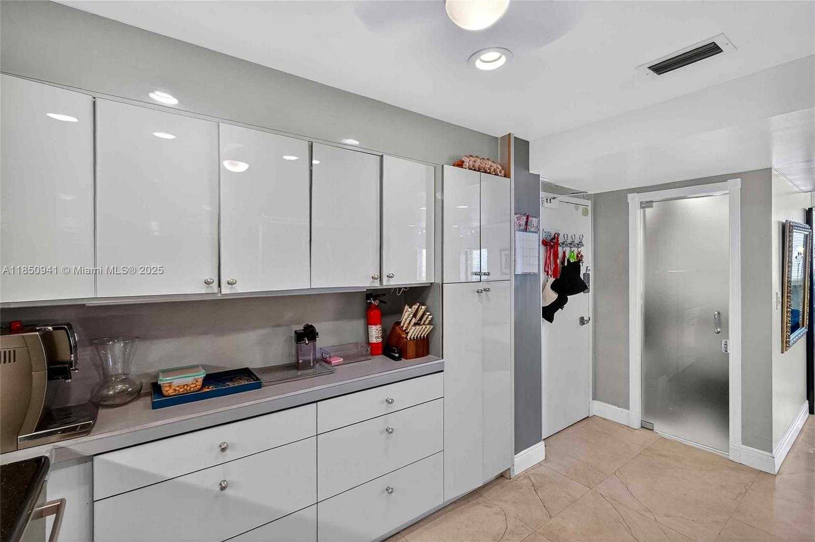 Small Image of 300 BAYVIEW DR #1616, Sunny Isles Beach Number 16