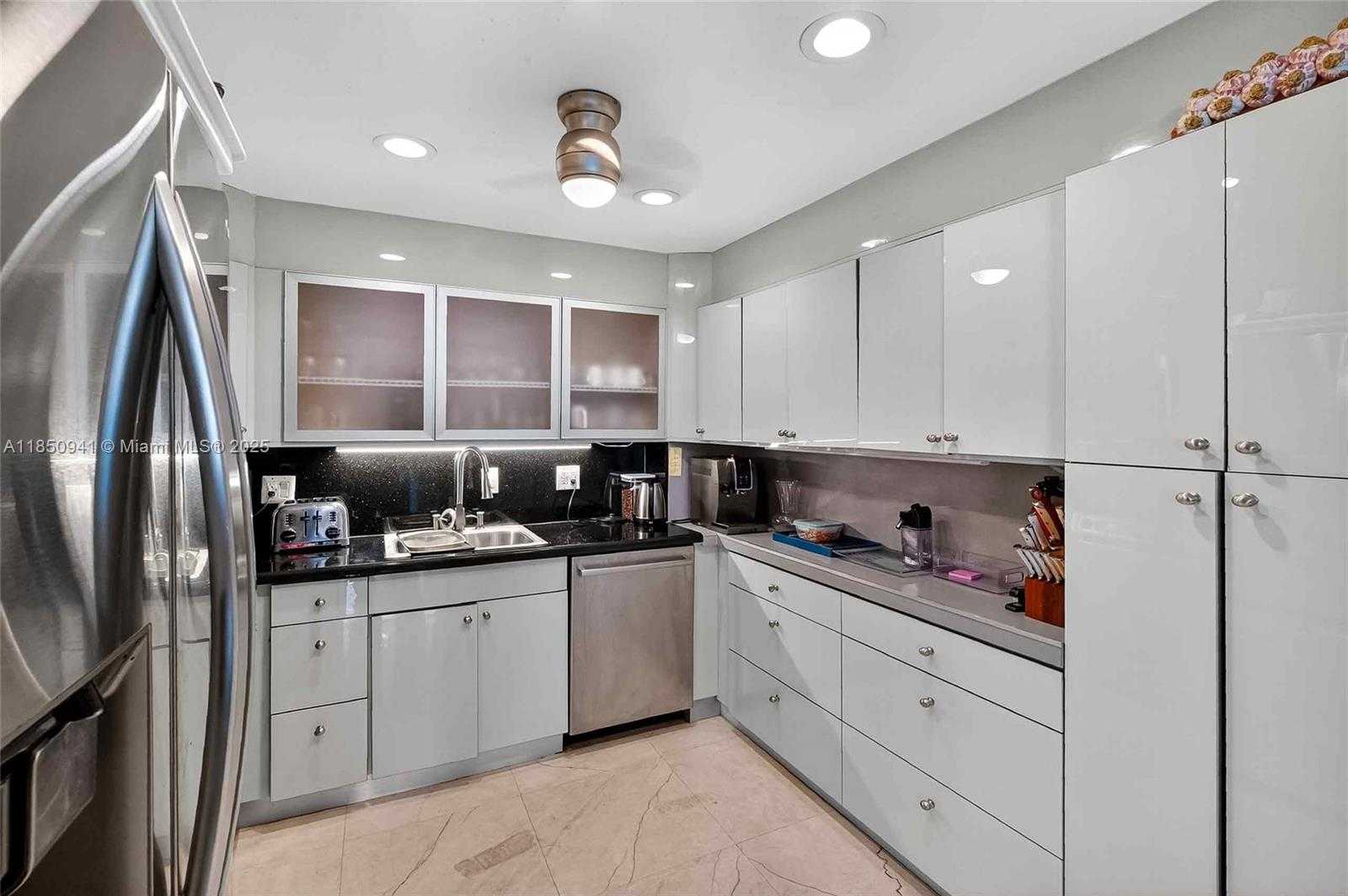 Small Image of 300 BAYVIEW DR #1616, Sunny Isles Beach Number 17