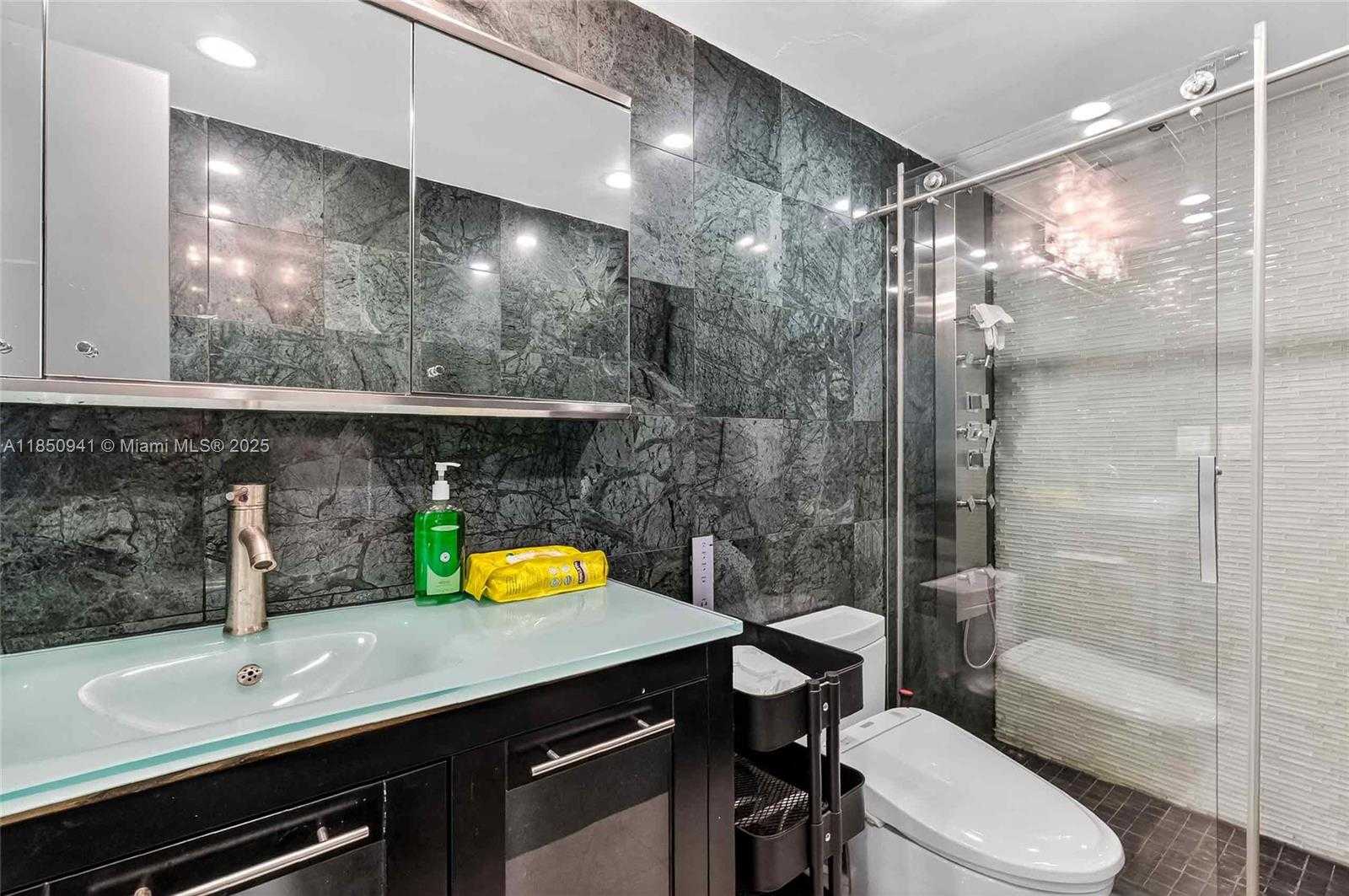 Small Image of 300 BAYVIEW DR #1616, Sunny Isles Beach Number 19