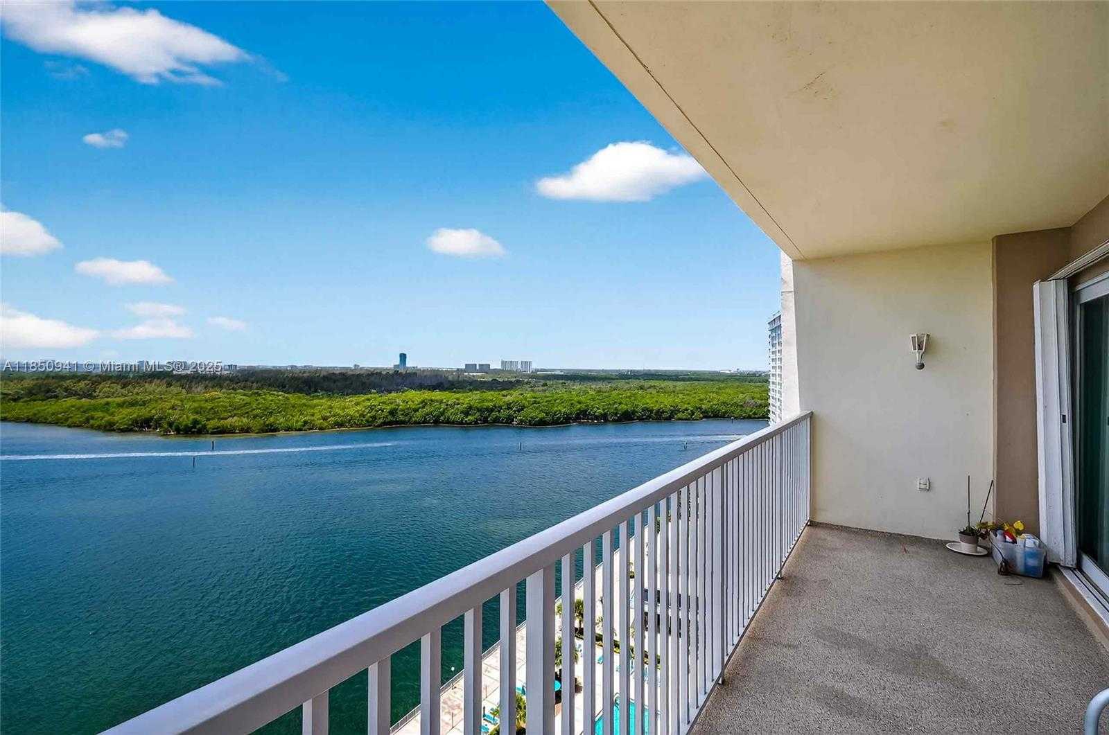 Small Image of 300 BAYVIEW DR #1616, Sunny Isles Beach Number 5