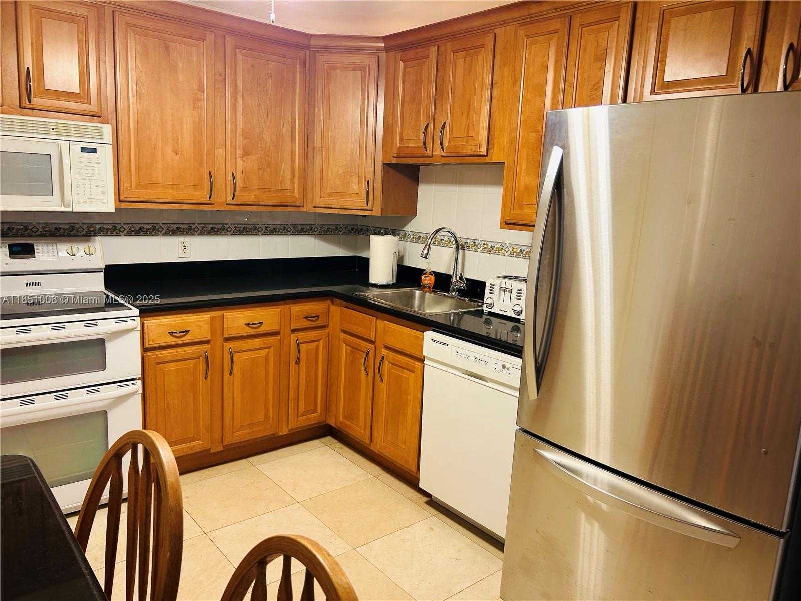 Small Image of 5825 COLLINS AVE #10H, Miami Beach Number 2