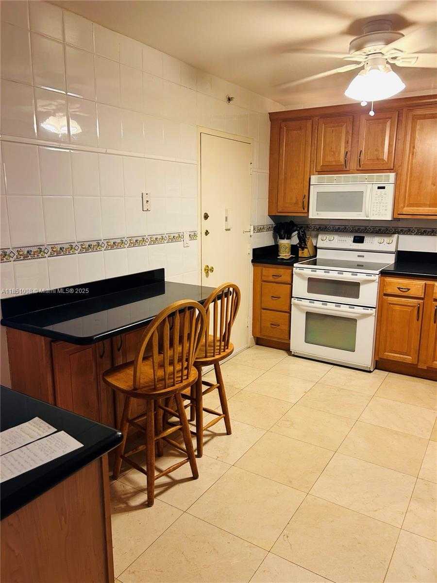 Small Image of 5825 COLLINS AVE #10H, Miami Beach Number 3