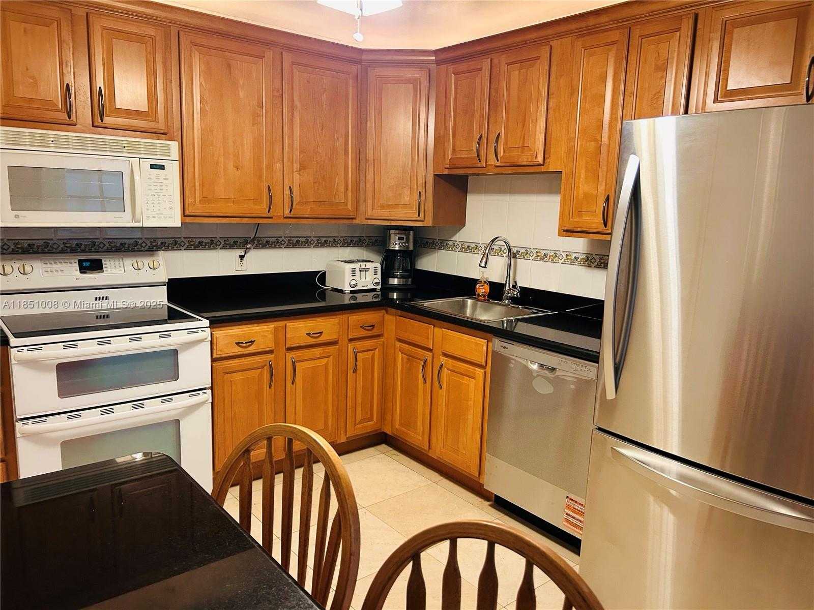 Small Image of 5825 COLLINS AVE #10H, Miami Beach Number 32
