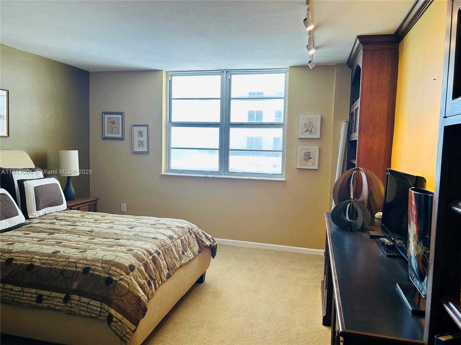 Small Image of 5825 COLLINS AVE #10H, Miami Beach Number 6