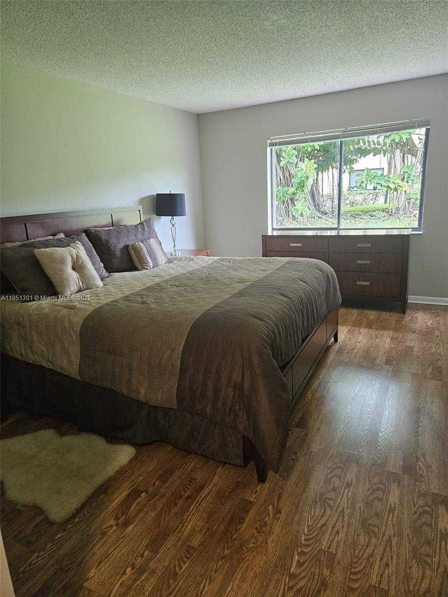 Small Image of 366 LAKEVIEW DR #104, Weston Number 16