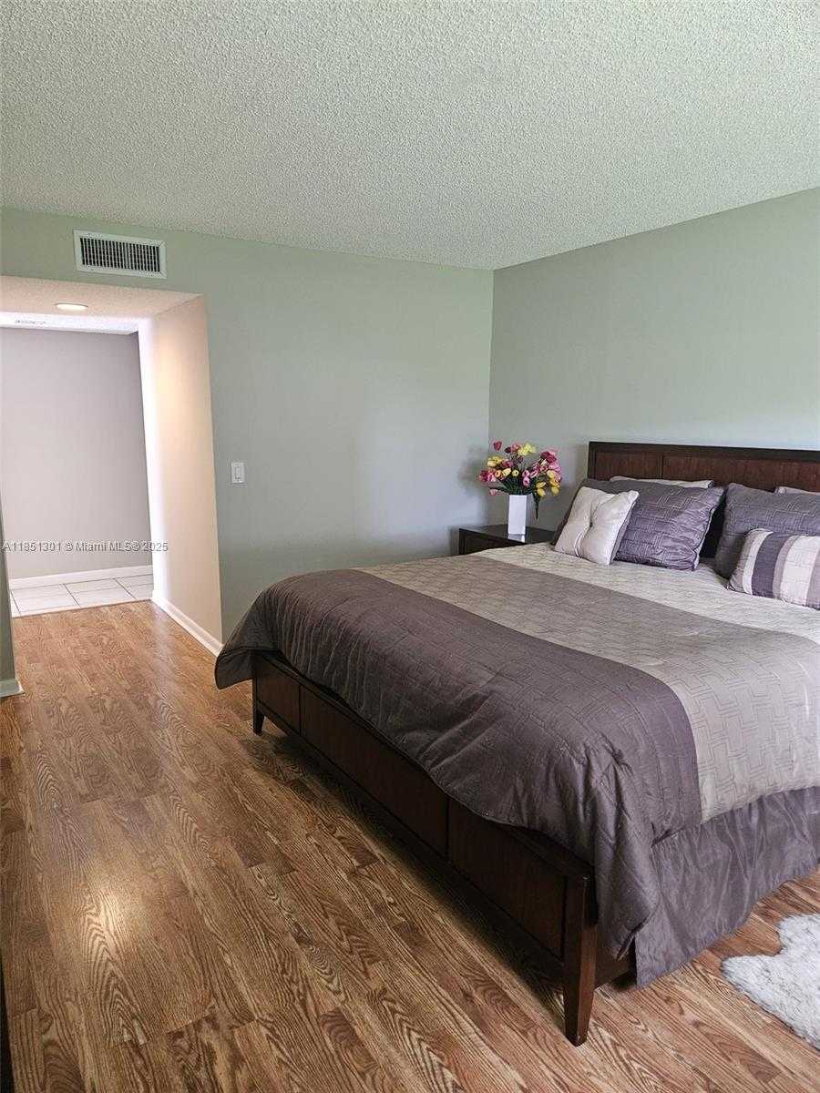 Small Image of 366 LAKEVIEW DR #104, Weston Number 17