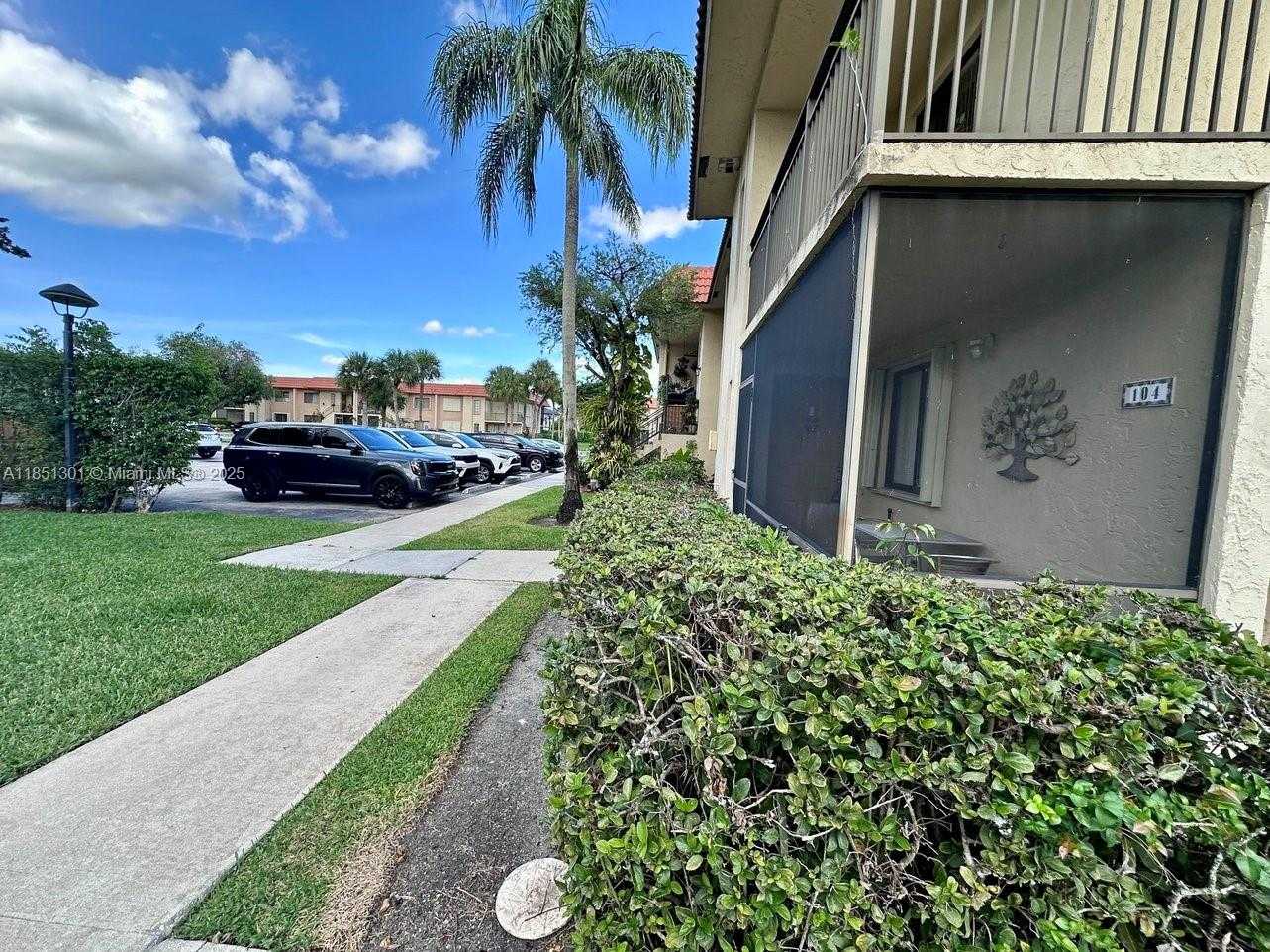 Small Image of 366 LAKEVIEW DR #104, Weston Number 2