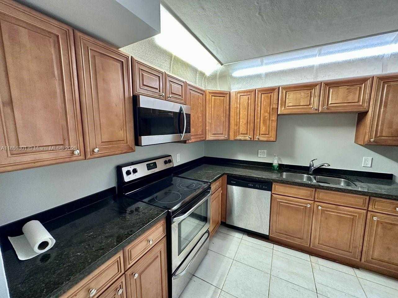 Small Image of 366 LAKEVIEW DR #104, Weston Number 5