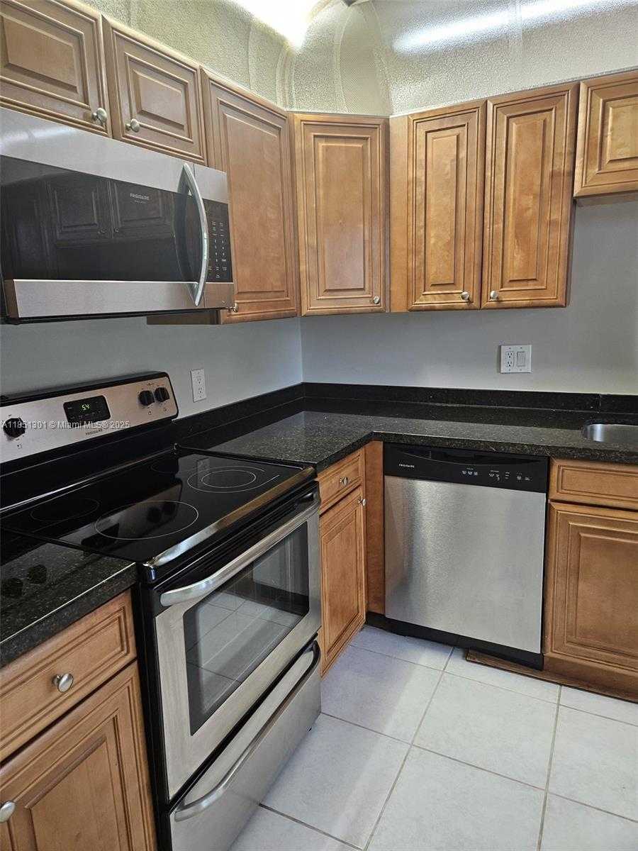 Small Image of 366 LAKEVIEW DR #104, Weston Number 7