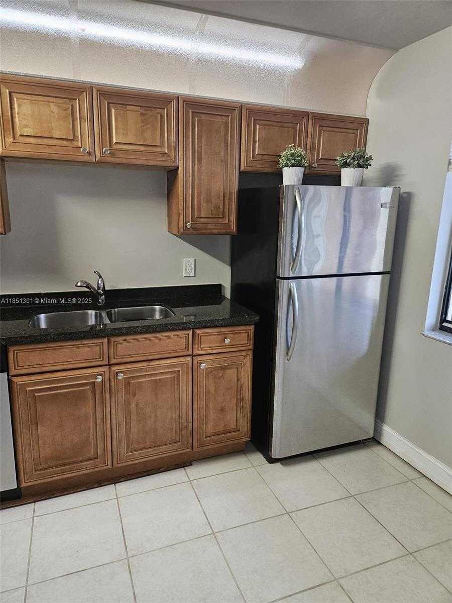 Small Image of 366 LAKEVIEW DR #104, Weston Number 8