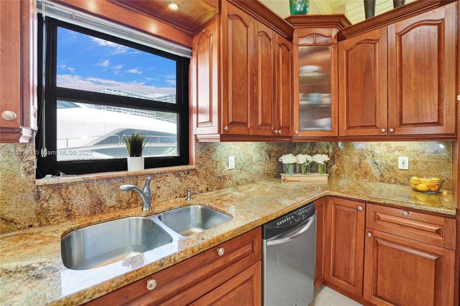 Small Image of 2649 SOUTH PARKVIEW DR, Hallandale Beach Number 10