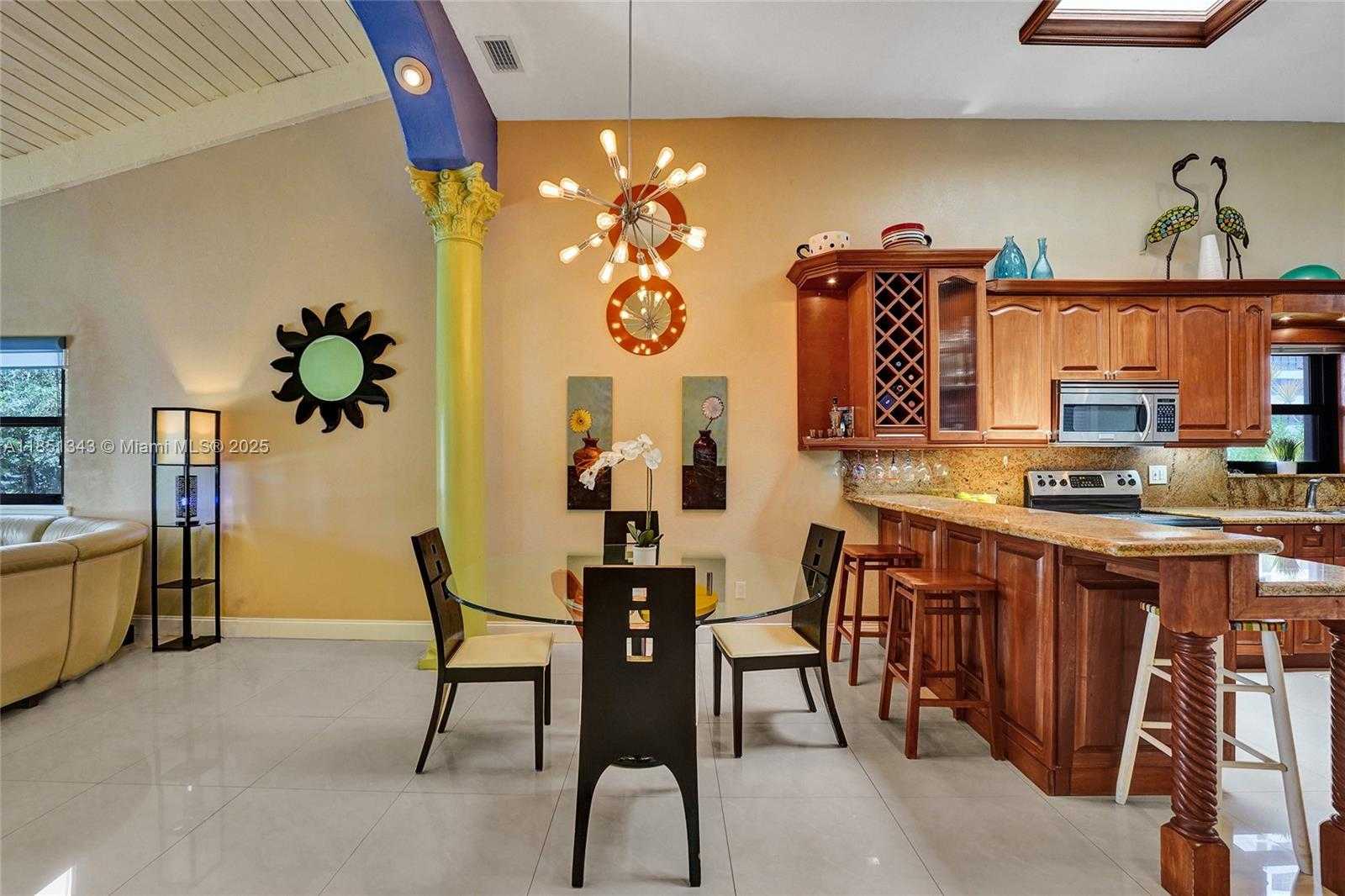 Small Image of 2649 SOUTH PARKVIEW DR, Hallandale Beach Number 12