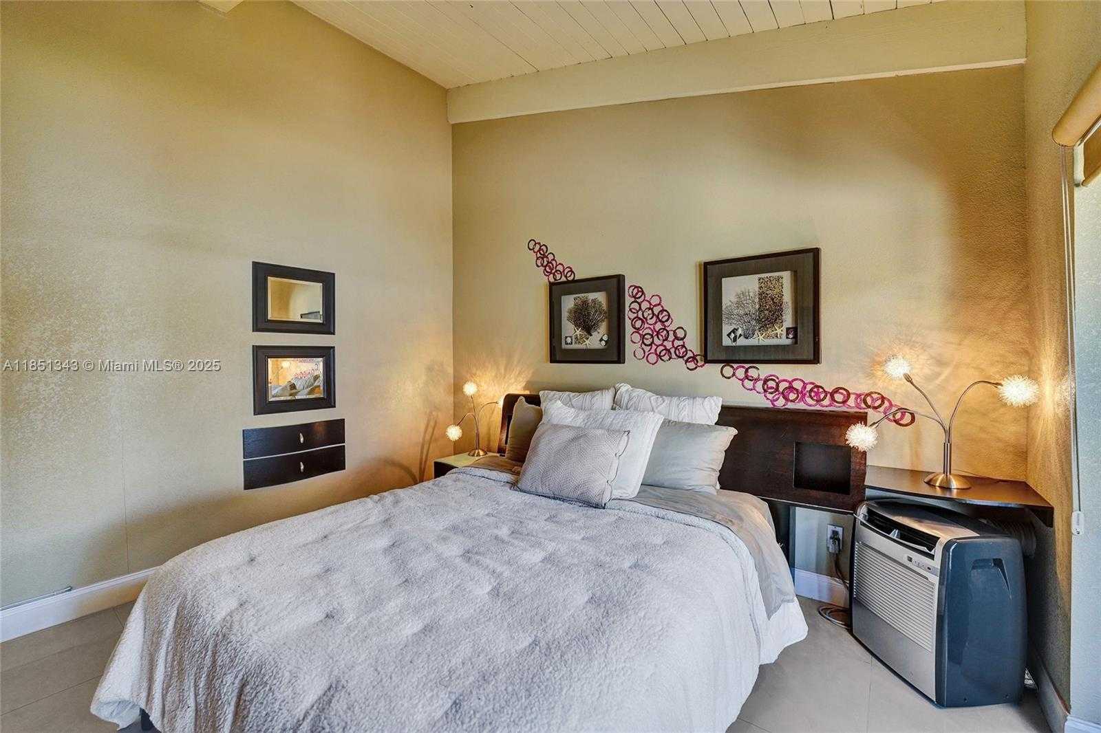 Small Image of 2649 SOUTH PARKVIEW DR, Hallandale Beach Number 24