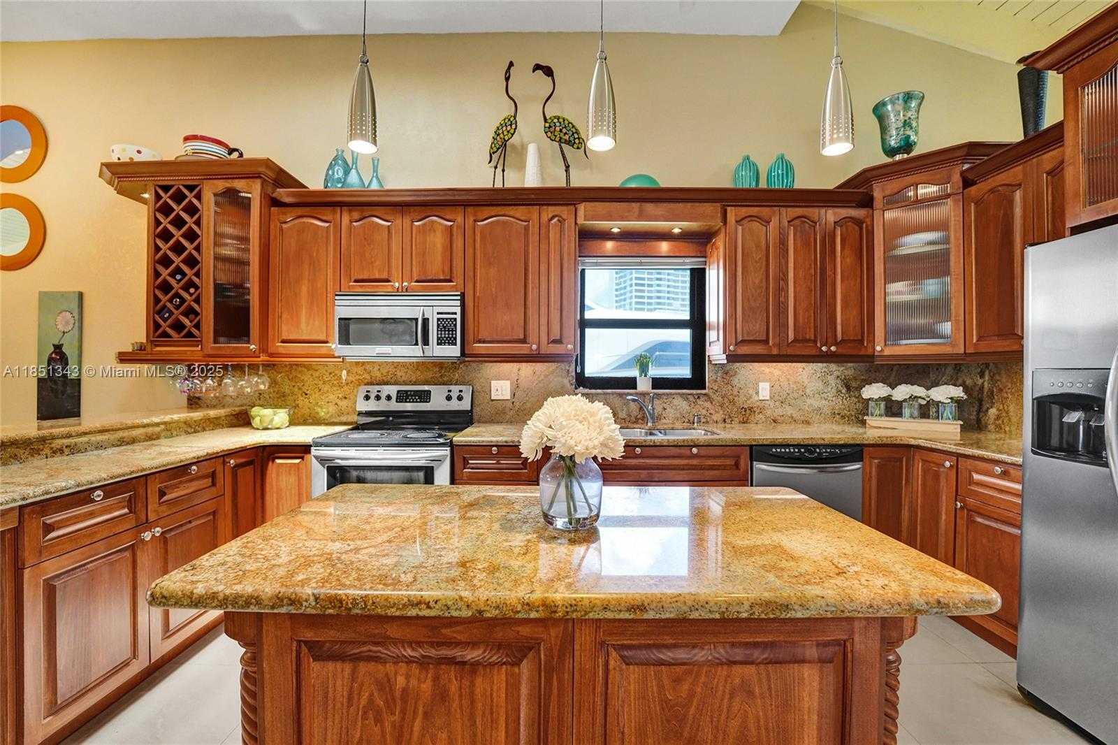 Small Image of 2649 SOUTH PARKVIEW DR, Hallandale Beach Number 7