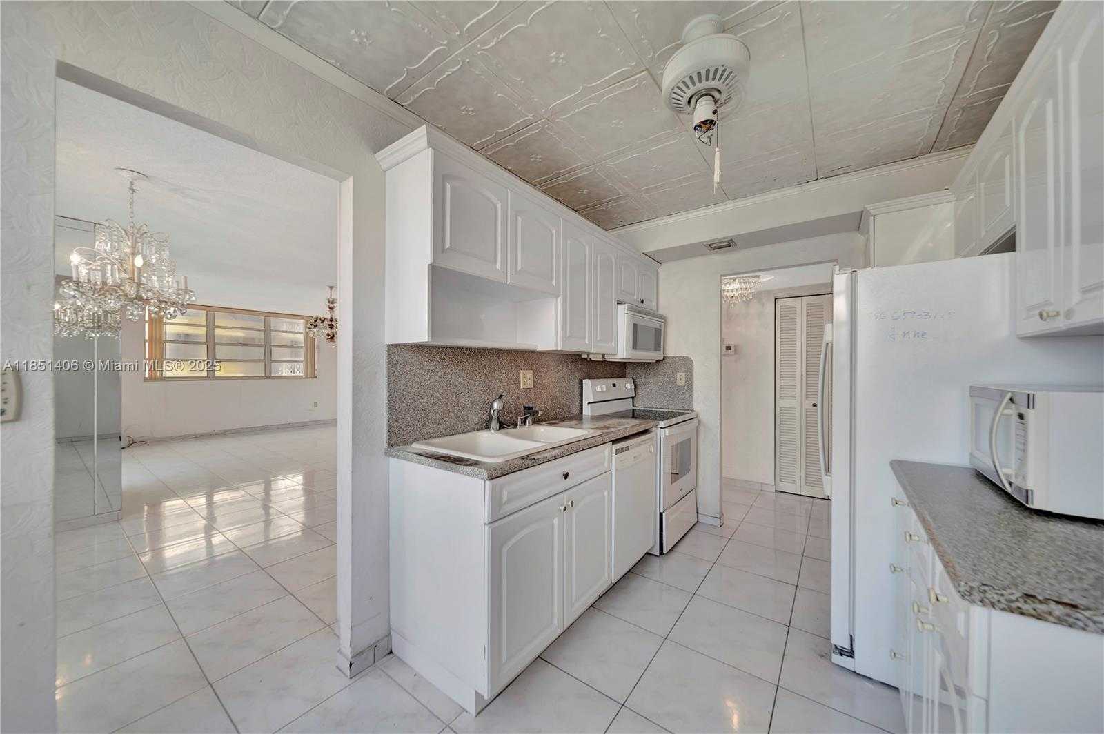 Small Image of 1833 SOUTH OCEAN DR #511, Hallandale Beach Number 3