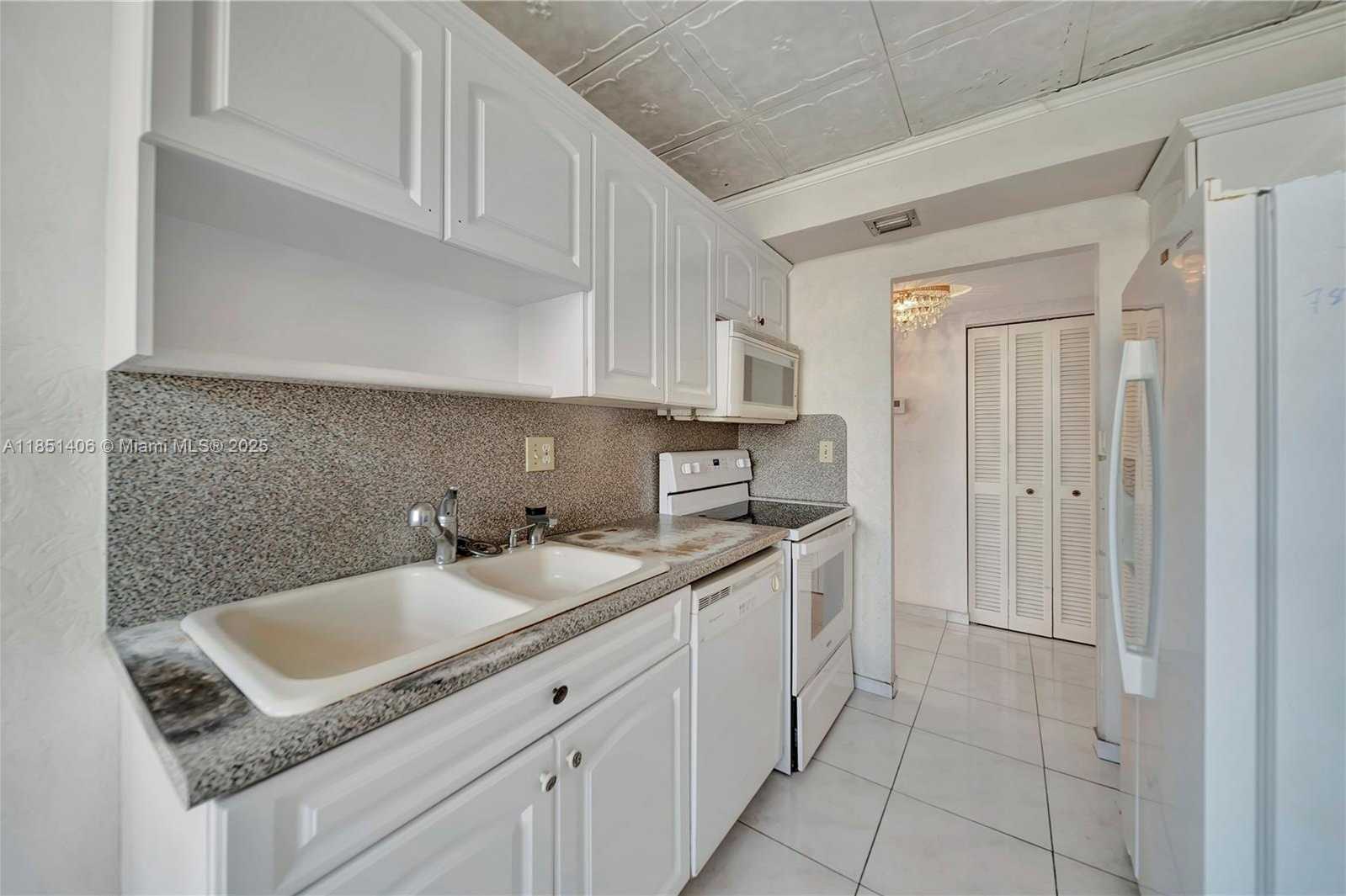 Small Image of 1833 SOUTH OCEAN DR #511, Hallandale Beach Number 4