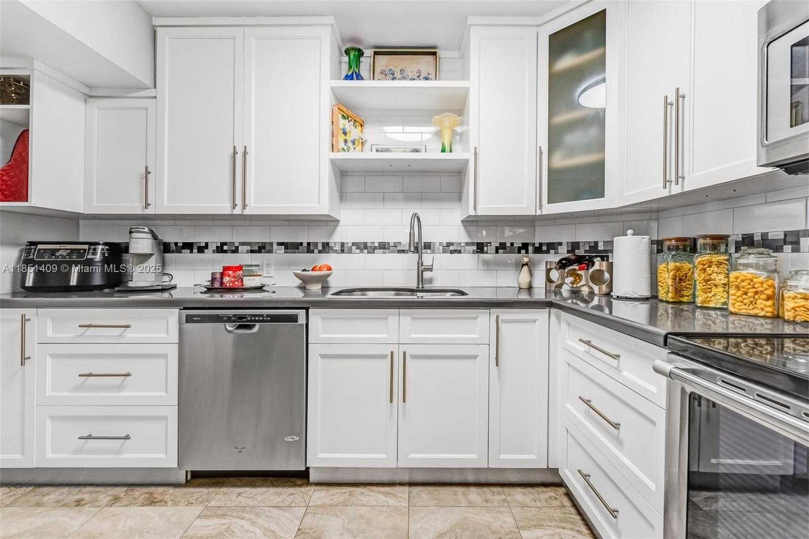 Small Image of 4330 HILLCREST DR #516, Hollywood Number 13