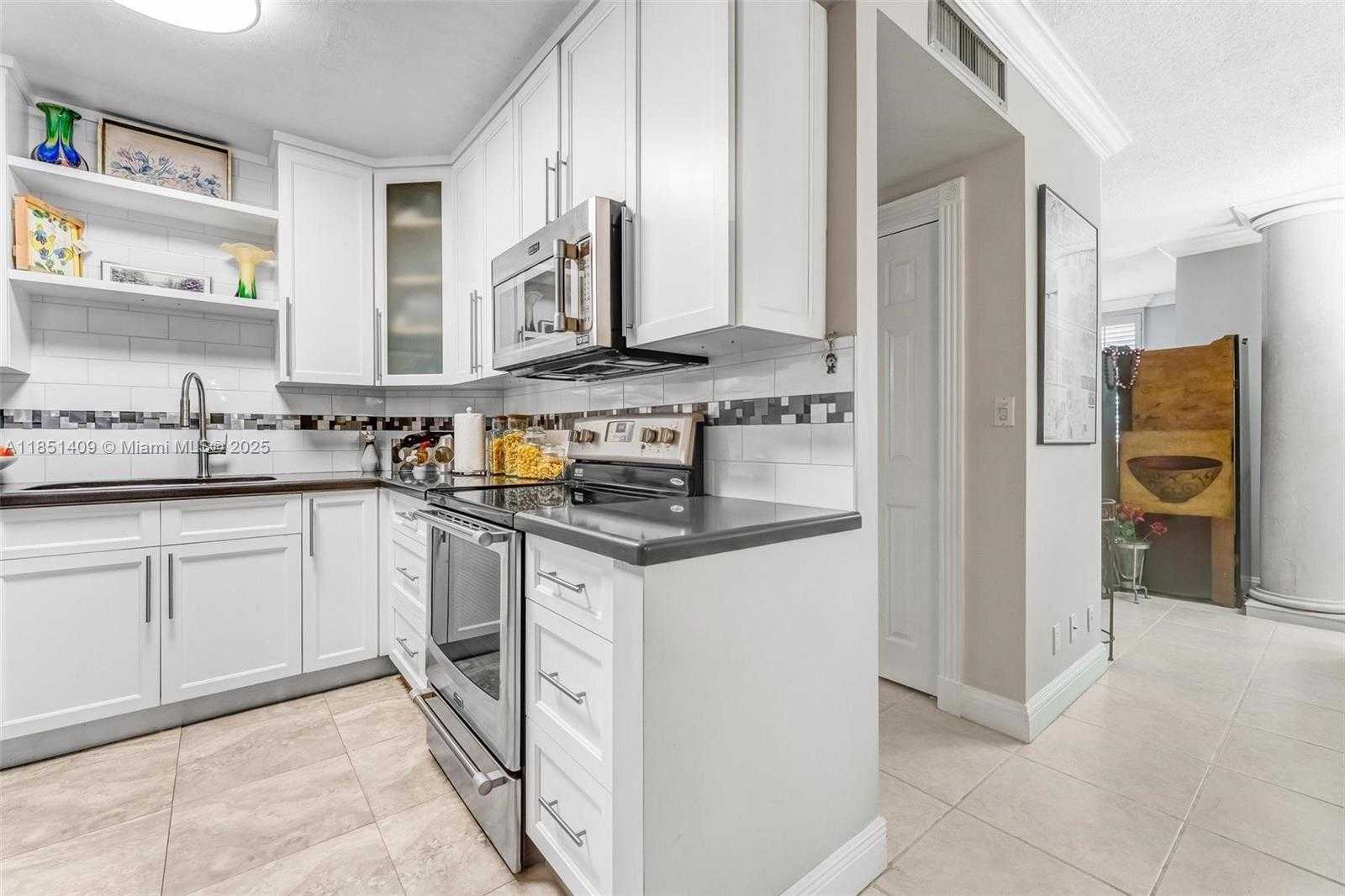 Small Image of 4330 HILLCREST DR #516, Hollywood Number 14