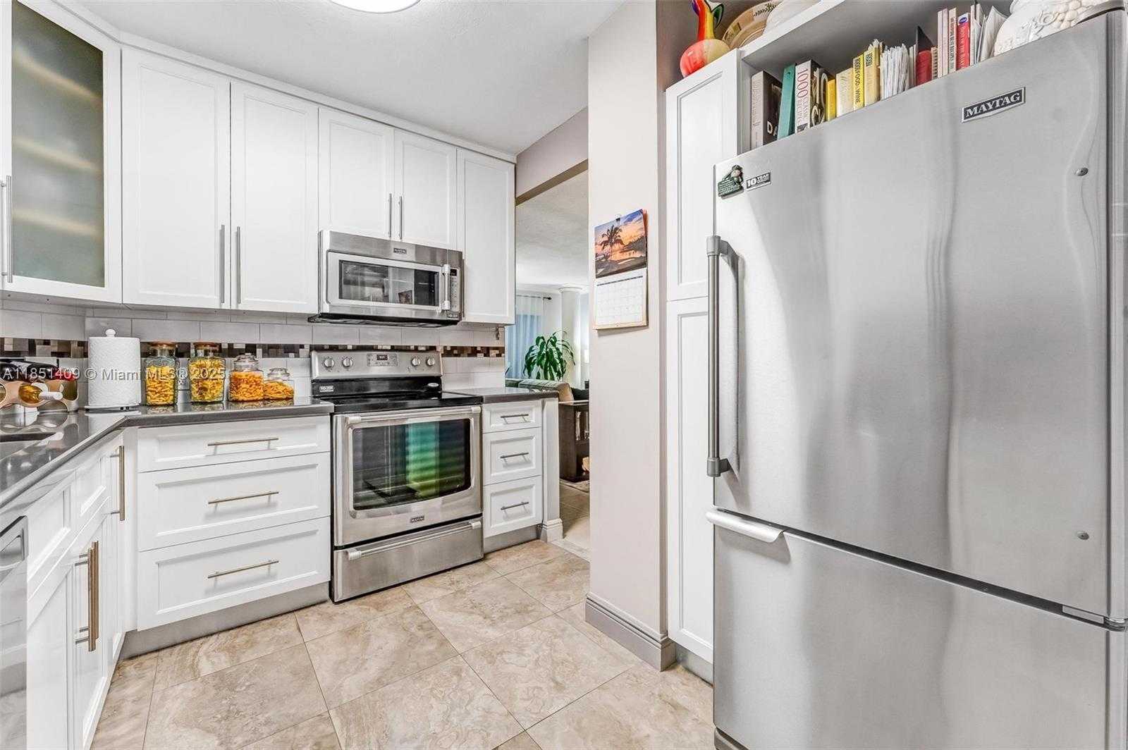 Small Image of 4330 HILLCREST DR #516, Hollywood Number 15