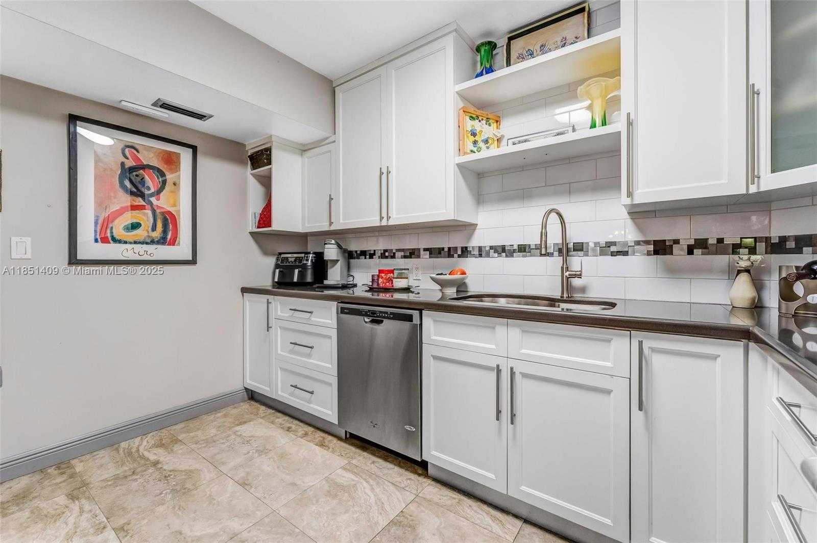 Small Image of 4330 HILLCREST DR #516, Hollywood Number 17