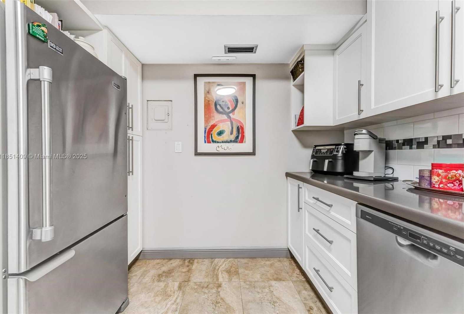Small Image of 4330 HILLCREST DR #516, Hollywood Number 18
