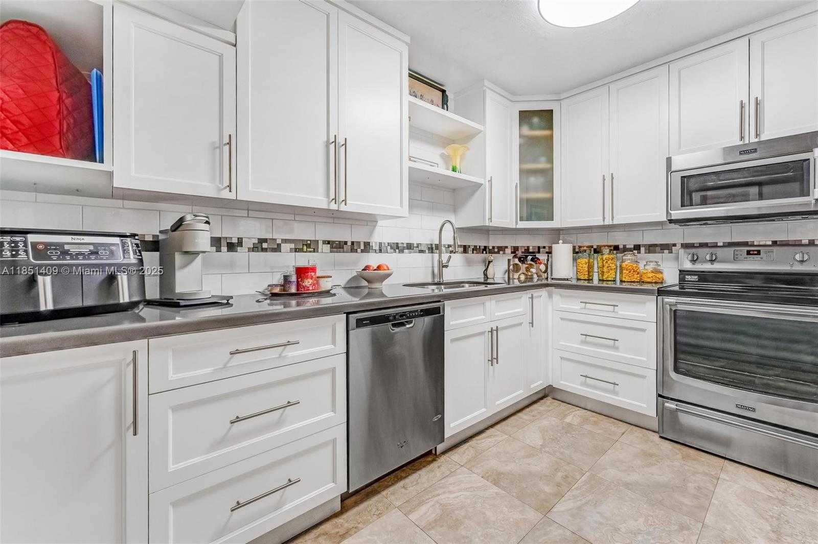 Small Image of 4330 HILLCREST DR #516, Hollywood Number 3